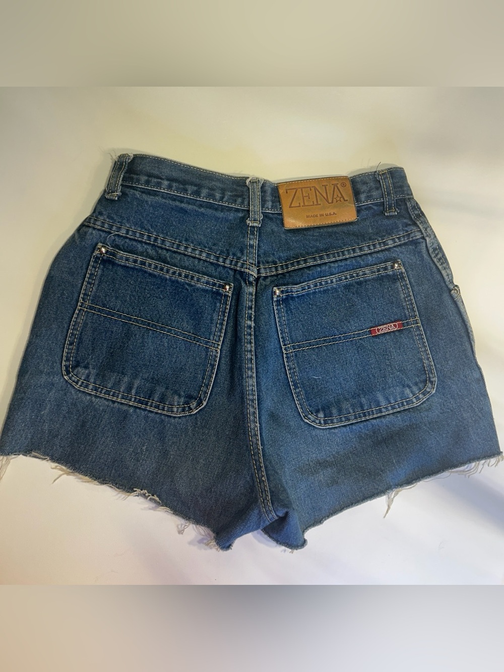 Vintage Zena USA Denim Cut Off Shorts High Rise Frayed Hem Size 11 Mom Jean